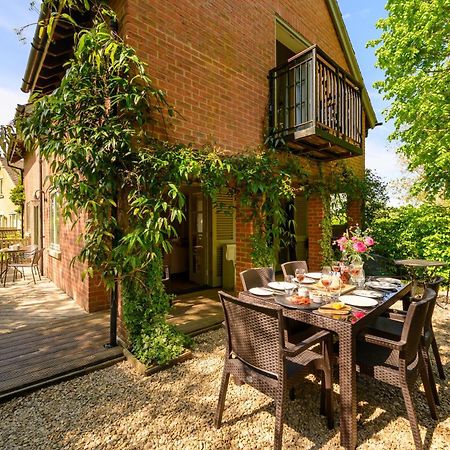 Cosy Cotswold Lodge By Your Home Here - Summer Sale For 3 Plus Nights - Ideal For Families With Log-Burner, Spa, Private Parking And Heated Swimming Pools Ashton Keynes Buitenkant foto