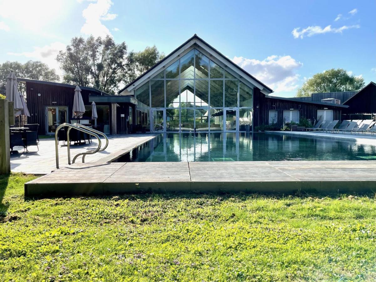 Cosy Cotswold Lodge By Your Home Here - Summer Sale For 3 Plus Nights - Ideal For Families With Log-Burner, Spa, Private Parking And Heated Swimming Pools Ashton Keynes Buitenkant foto