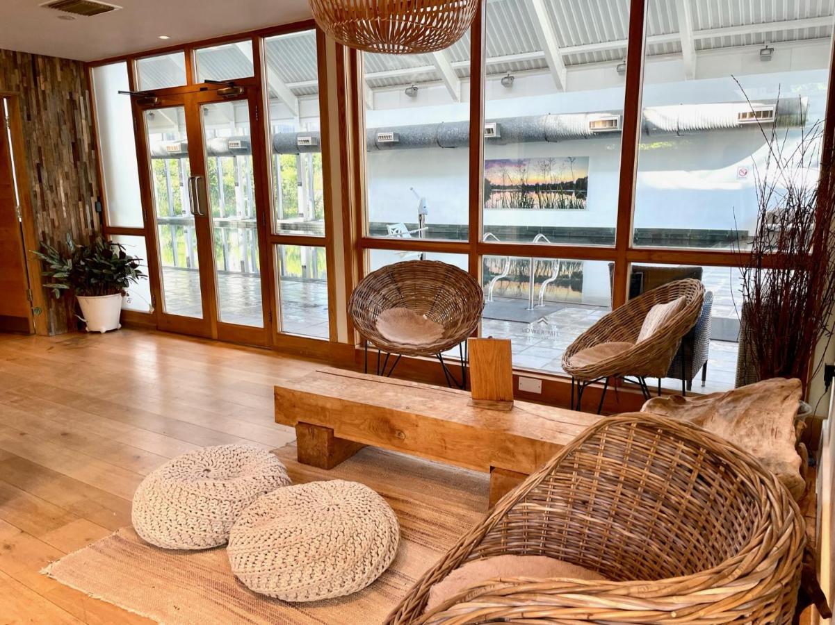 Cosy Cotswold Lodge By Your Home Here - Summer Sale For 3 Plus Nights - Ideal For Families With Log-Burner, Spa, Private Parking And Heated Swimming Pools Ashton Keynes Buitenkant foto