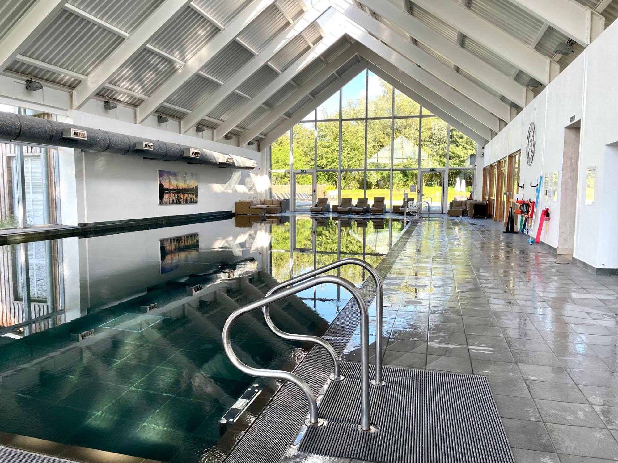 Cosy Cotswold Lodge By Your Home Here - Summer Sale For 3 Plus Nights - Ideal For Families With Log-Burner, Spa, Private Parking And Heated Swimming Pools Ashton Keynes Buitenkant foto