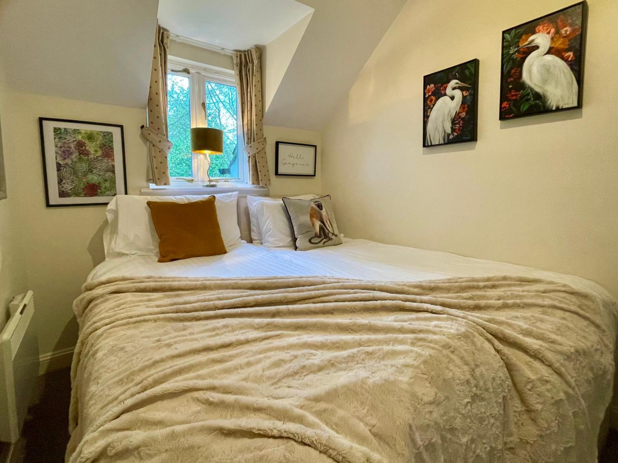 Cosy Cotswold Lodge By Your Home Here - Summer Sale For 3 Plus Nights - Ideal For Families With Log-Burner, Spa, Private Parking And Heated Swimming Pools Ashton Keynes Buitenkant foto