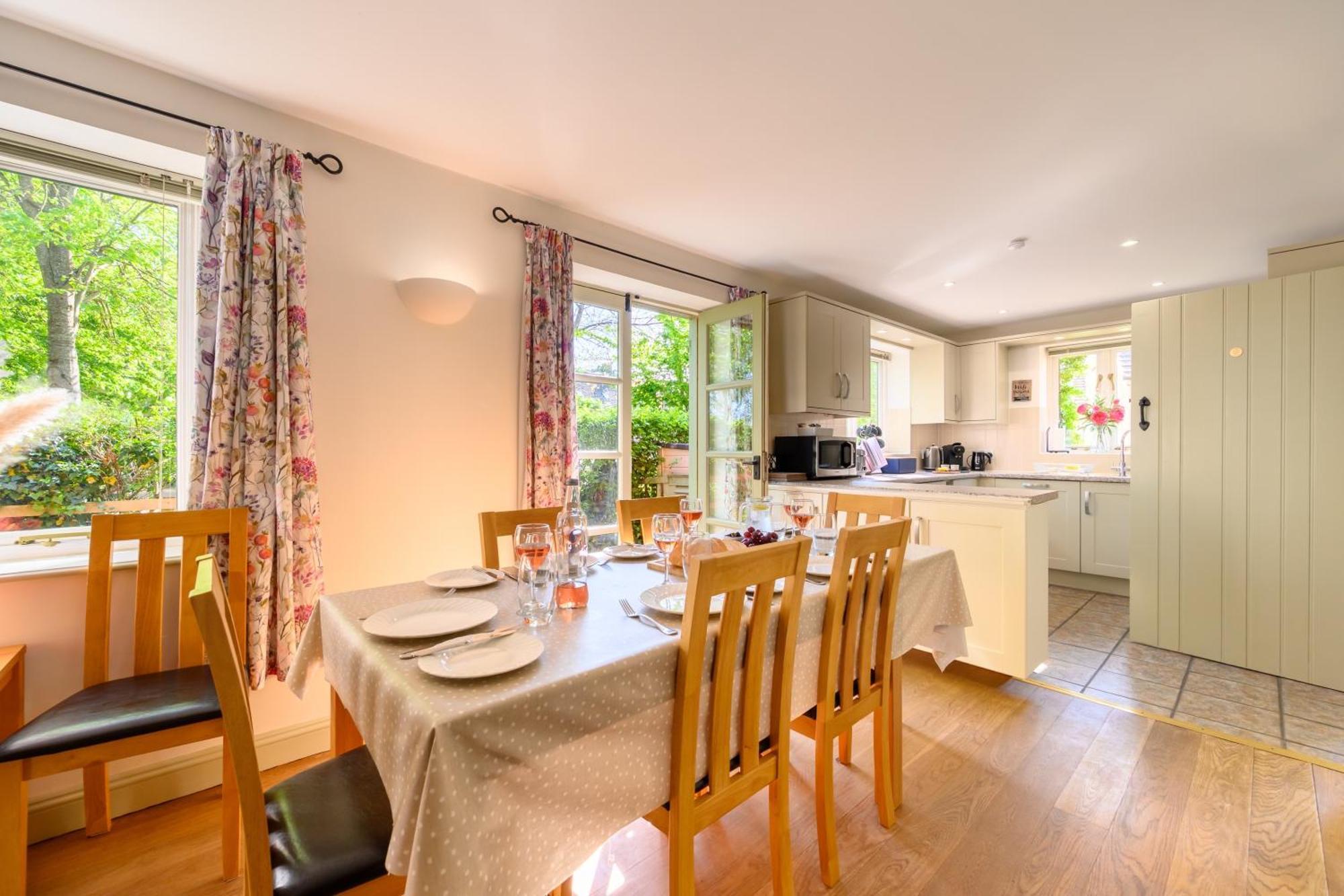 Cosy Cotswold Lodge By Your Home Here - Summer Sale For 3 Plus Nights - Ideal For Families With Log-Burner, Spa, Private Parking And Heated Swimming Pools Ashton Keynes Buitenkant foto