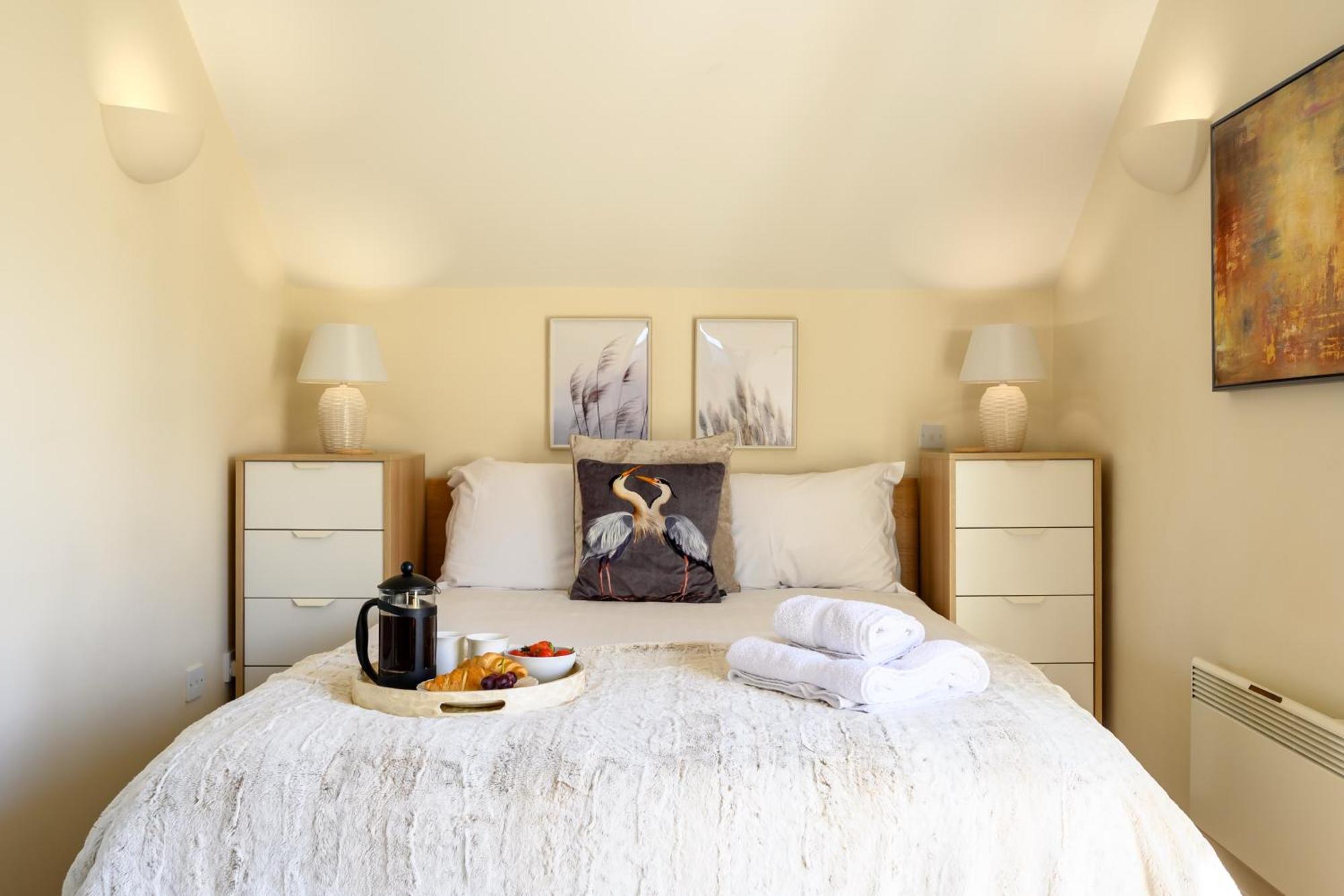Cosy Cotswold Lodge By Your Home Here - Summer Sale For 3 Plus Nights - Ideal For Families With Log-Burner, Spa, Private Parking And Heated Swimming Pools Ashton Keynes Buitenkant foto