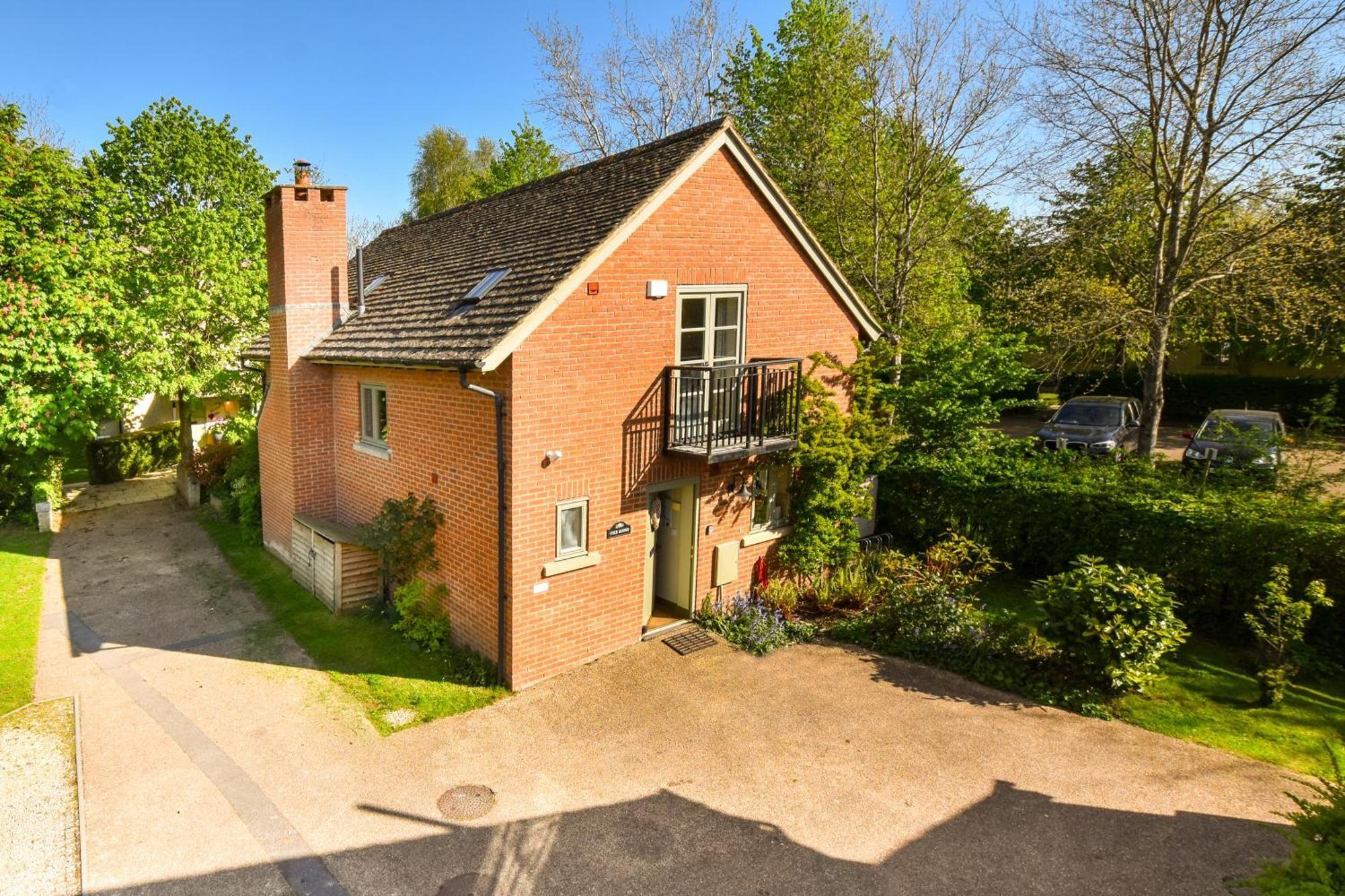 Cosy Cotswold Lodge By Your Home Here - Summer Sale For 3 Plus Nights - Ideal For Families With Log-Burner, Spa, Private Parking And Heated Swimming Pools Ashton Keynes Buitenkant foto