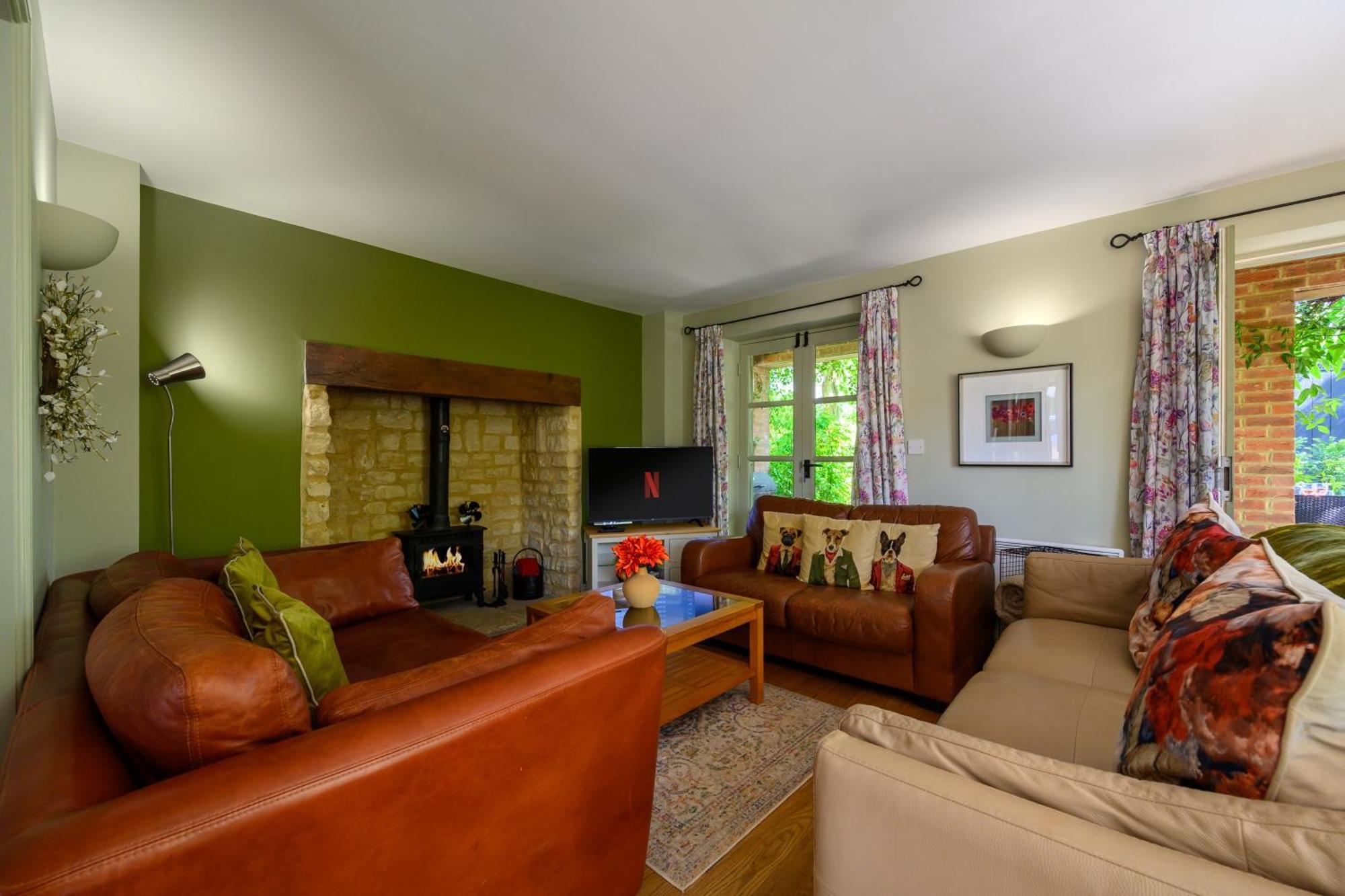 Cosy Cotswold Lodge By Your Home Here - Summer Sale For 3 Plus Nights - Ideal For Families With Log-Burner, Spa, Private Parking And Heated Swimming Pools Ashton Keynes Buitenkant foto