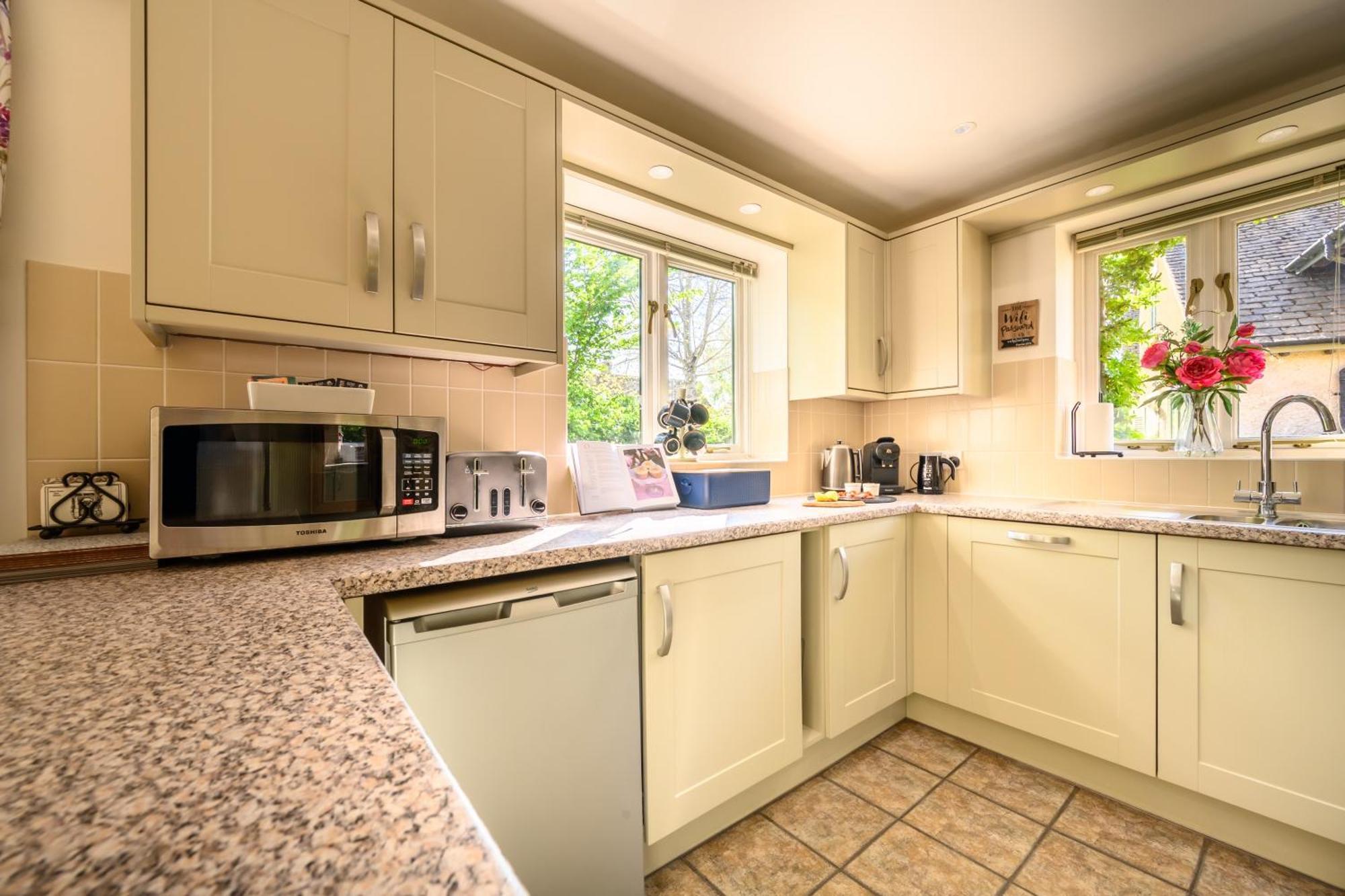 Cosy Cotswold Lodge By Your Home Here - Summer Sale For 3 Plus Nights - Ideal For Families With Log-Burner, Spa, Private Parking And Heated Swimming Pools Ashton Keynes Buitenkant foto
