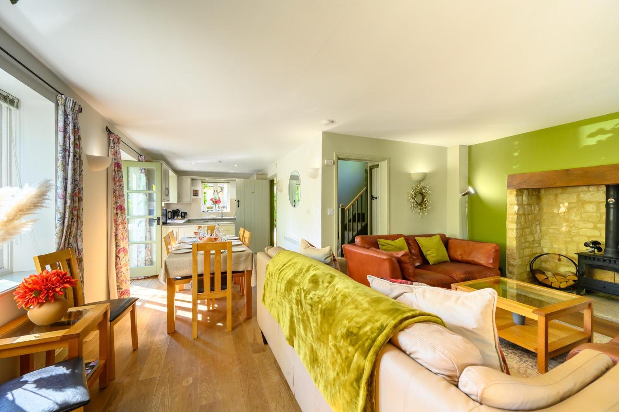 Cosy Cotswold Lodge By Your Home Here - Summer Sale For 3 Plus Nights - Ideal For Families With Log-Burner, Spa, Private Parking And Heated Swimming Pools Ashton Keynes Buitenkant foto