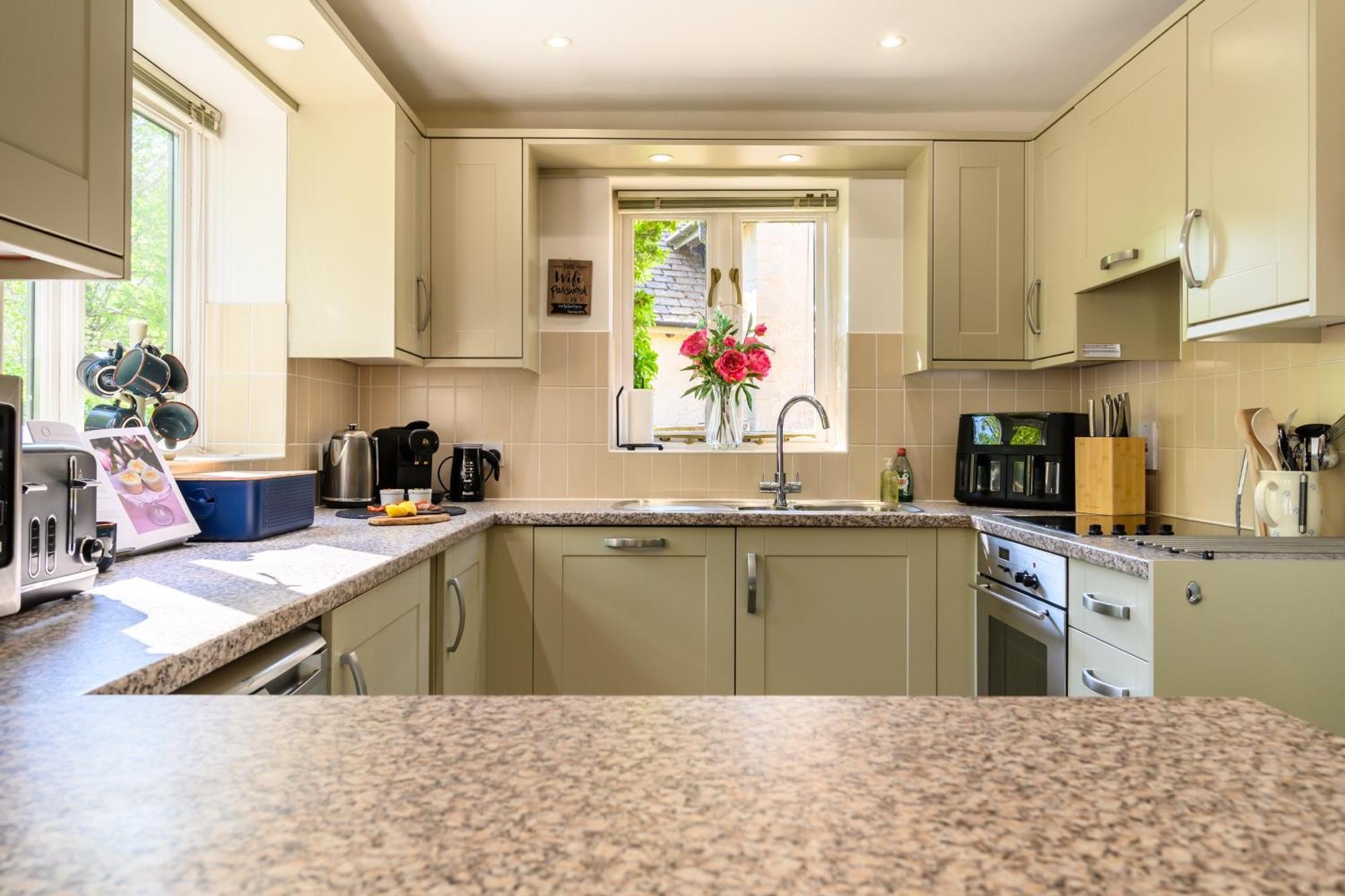 Cosy Cotswold Lodge By Your Home Here - Summer Sale For 3 Plus Nights - Ideal For Families With Log-Burner, Spa, Private Parking And Heated Swimming Pools Ashton Keynes Buitenkant foto
