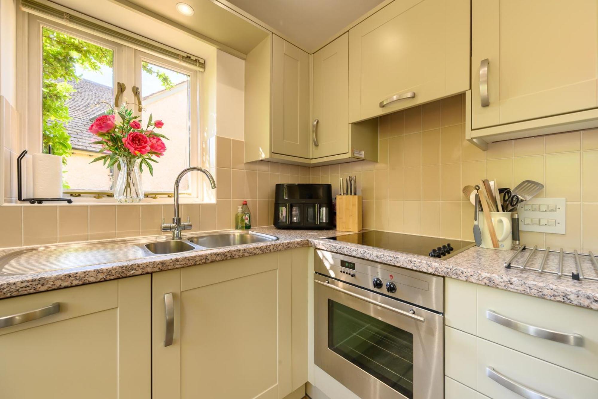 Cosy Cotswold Lodge By Your Home Here - Summer Sale For 3 Plus Nights - Ideal For Families With Log-Burner, Spa, Private Parking And Heated Swimming Pools Ashton Keynes Buitenkant foto