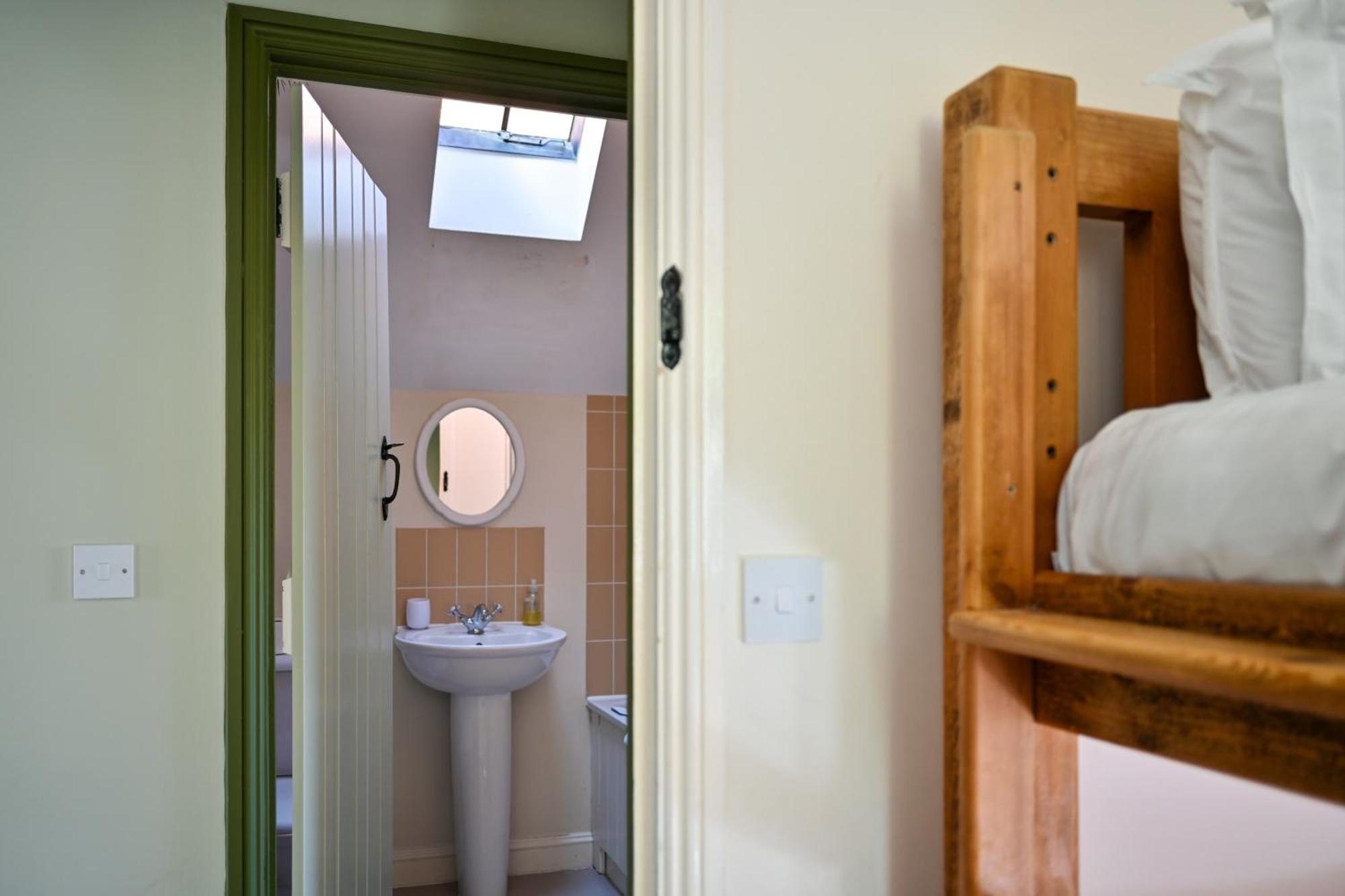 Cosy Cotswold Lodge By Your Home Here - Summer Sale For 3 Plus Nights - Ideal For Families With Log-Burner, Spa, Private Parking And Heated Swimming Pools Ashton Keynes Buitenkant foto